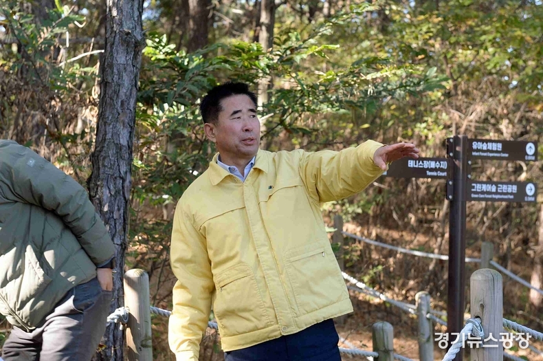 갑골산 민원 현장을 방문한 성길용 의장