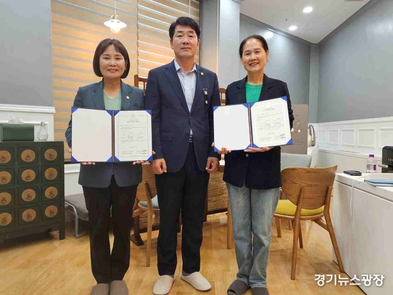 후반기 원구성 합의서 든 화성시의회 의원(좌로부터 위영란 의원, 배정수 의장, 김미영의원)