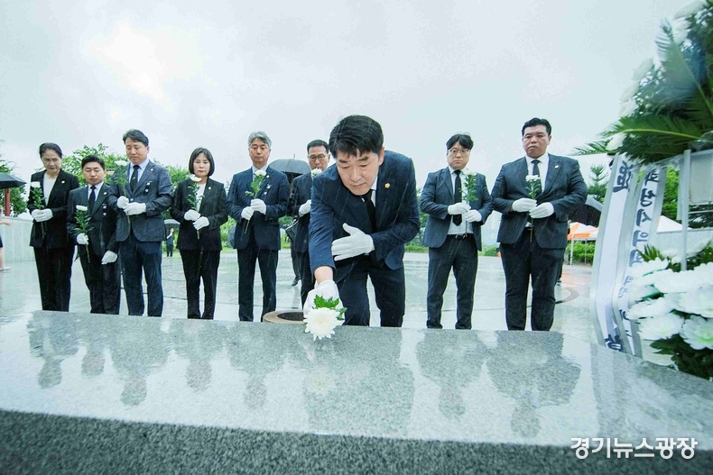 화성현충탑에서 헌화하는 배정수 화성시의회 의장.