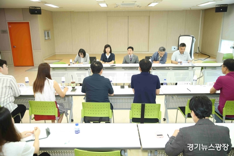 화성시의회 문화복지위원회 의원들이 참석해 소관업무 관련 간담회 모습.