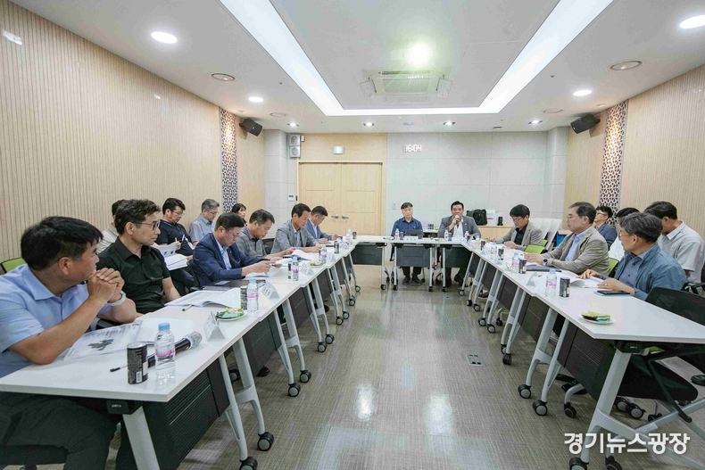 화성시의회 도시건설위원들이 ‘2025년 화성시 공동주택 리모델링 기본계획 수립 용역’수행사로부터 중간보고 결과를 청취하고 있다.
