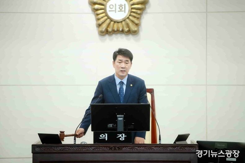 제235회 임시회 2차 본회의 의사봉 타봉하는 배정수 의장.