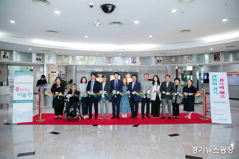 안유선작가와 화성시의회 단체 사진.