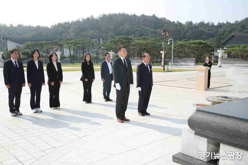 화성시의회 경제환경위원회 위원들이 국립5·18민주묘지를 찾아 참배하고 있다.