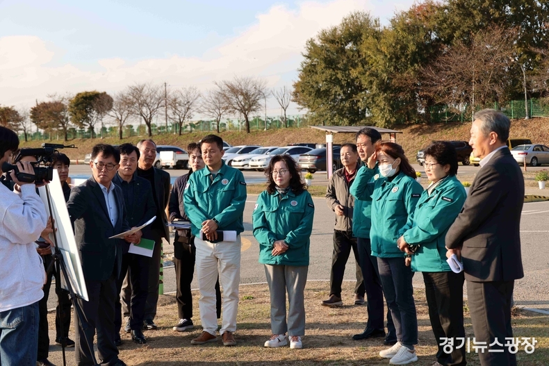 평택시의회 기획행정위원회가 주요 사업 현장에 대한 현장활동을 하고 있다.