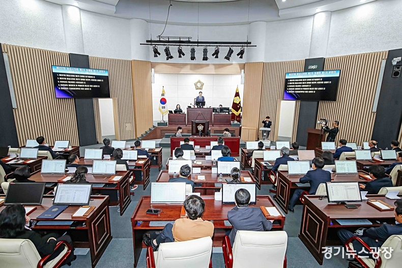 배정수 화성시의회 의장이 11일 제237회 제2차 정례회 제1차 본회의를 개회하고 있다.<br>
