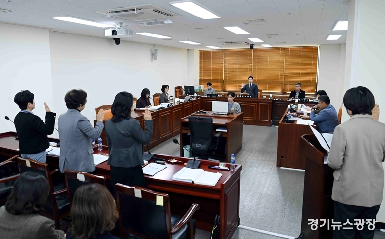 화성시의회 문화복지위원회 소관 보건소 행정사무감사 선서를 하고 있다.