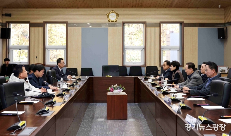평택시의회 3층 간담회장에서 전직 시의원으로 구성된 의정동우회와의 간담회를 개최하고 있다.