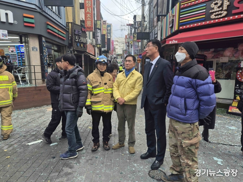 정장선 시장이 지난 29일 발행한 상가 건물을 현장을 둘러보고 있다.