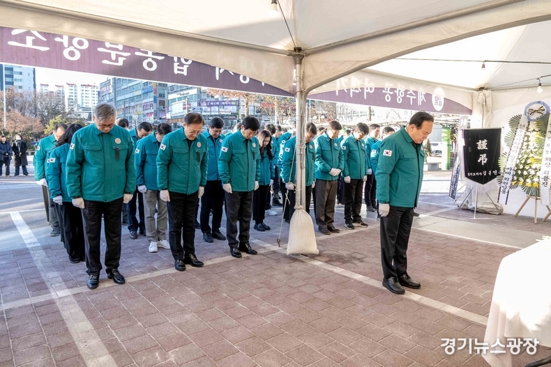 오산시는 시청 앞 광장에 ㅣ합동분양소를 마련했다. 이권재 시장이 분양하고 있다.