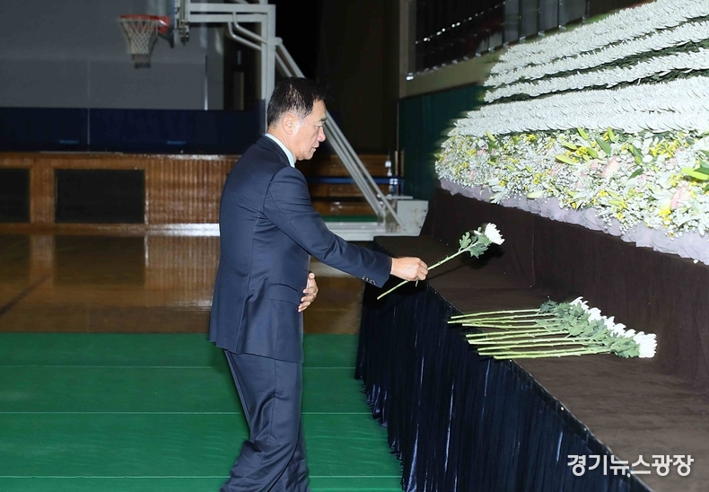 정장선 평택시장이 31일 평택 소사벌 레포츠타운 청소년체육관에 마련된 제주항공 여객기 희생자 합동분향소에 헌화하고 있다.