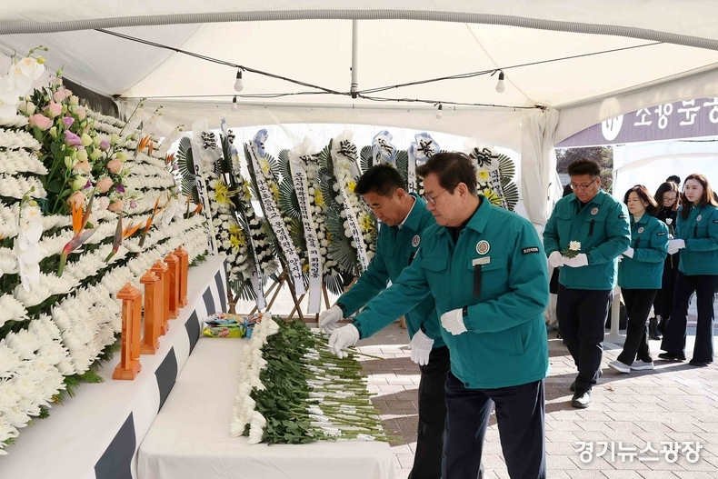 이상복 오산시의회 의장을 비롯한 의원 전원은 31일 시청 광장에 마련된 무안공항 항공기 사고 희생자 합동분향소를 찾아 헌화와 묵념으로 조의를 표했다.