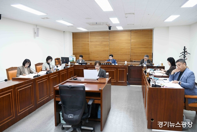 화성시의회 문화복지위원회 행정사무감사 전경.