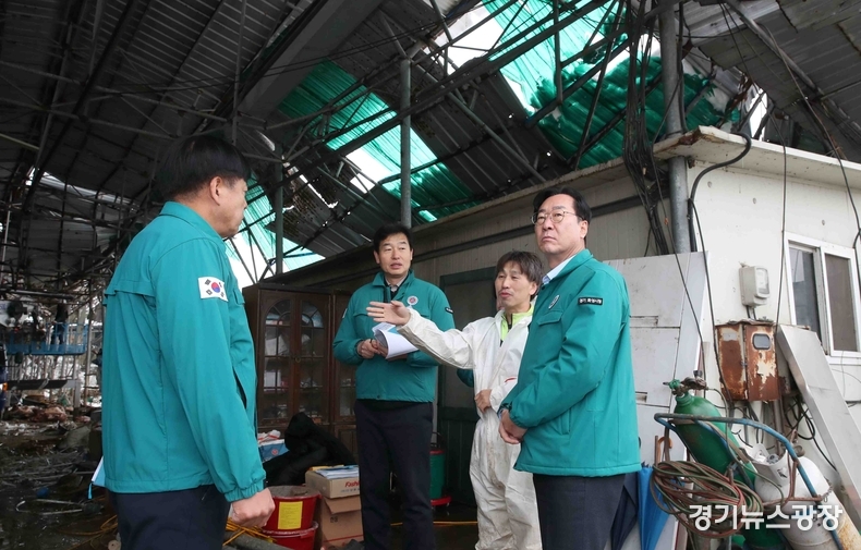 정명근 화성시장이 축사농가를 방문하고 있다.