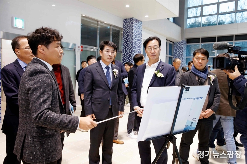 시설 설명을 듣고 있는 배정수 의장.