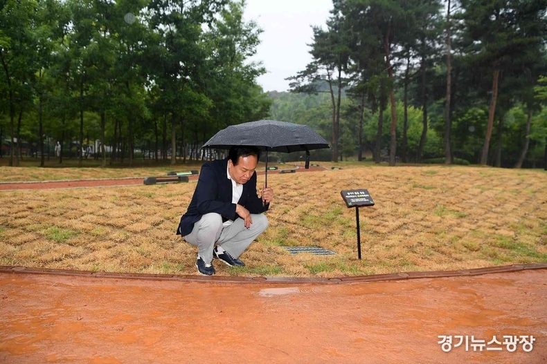 이권재 오산시장이 황톳길을 조성 현장에서 바라보고 있다.