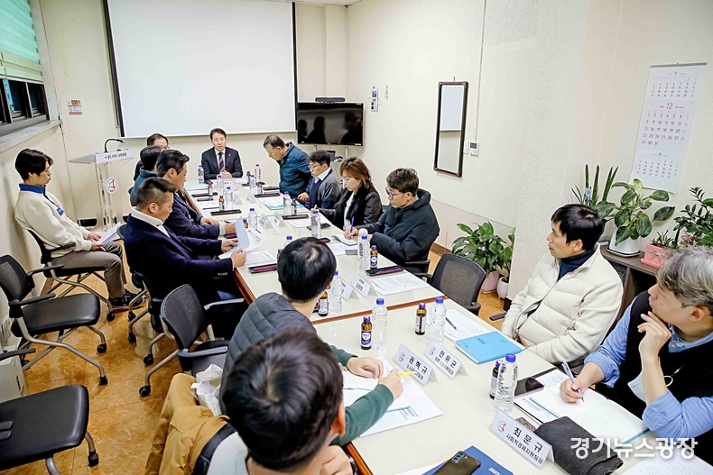 화성시의회 경제환경위원회가 동부출장소 소회의실에서 의정자문위원회 경제환경분과 두 번째 회의를 개최하고, 병점 도시재생사업 활성화를 위한 상인회 구성 및 지원 방안을 논의하고 있다.