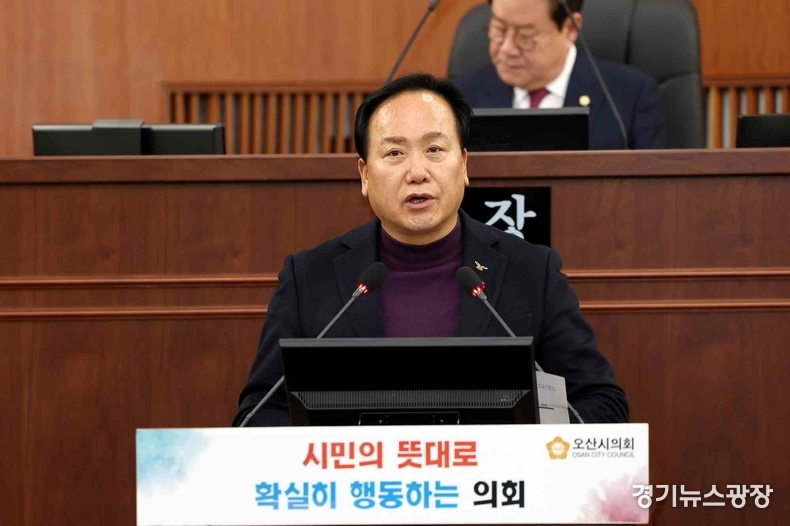 이권재 오산시장이 의회에서 시정연설을 하고 있다.