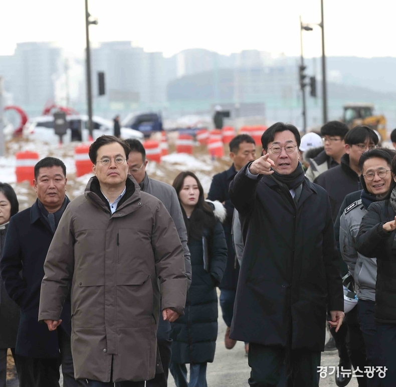 정명근 화성시장이 경부고속도로 지하화 구간의 상부연결도로 전면 개통을 앞두고 23일 오전 현장을 찾아 개통 준비 상황을 점검했다.