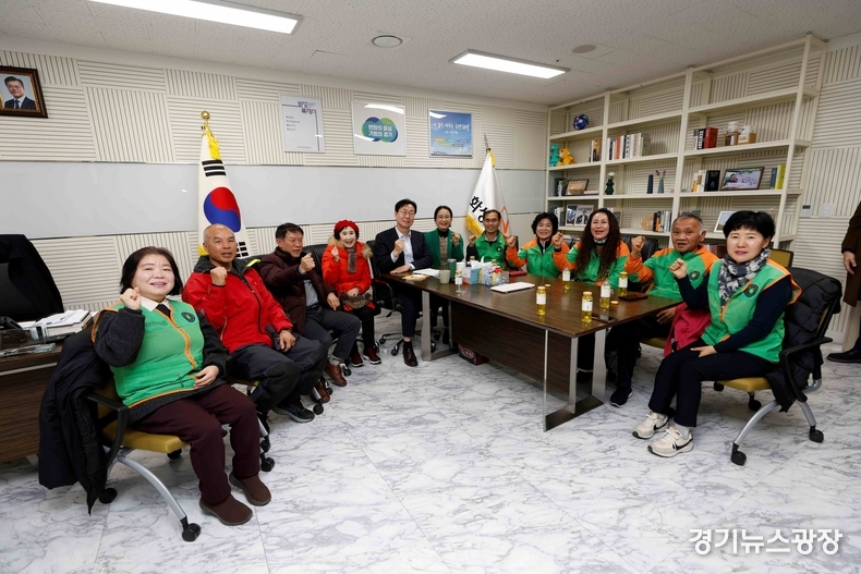 정명근 시장이 지역자율방재단과 간담회를 개최하고 있다.