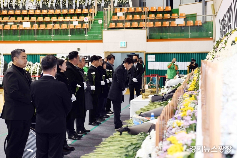 배정수 의장과 의원들이 전남 무안공항에 마련된 제주항공 여객기 참사 합동분양소에 조문하고 있다.