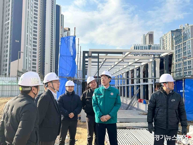 정명근 화성특례시장이 한국토지주택공사가 추진하고 있는 동탄2지구 여울공원 지하주차장 건설현장을 방문해 준공 전 현장점검을 하고 있다.