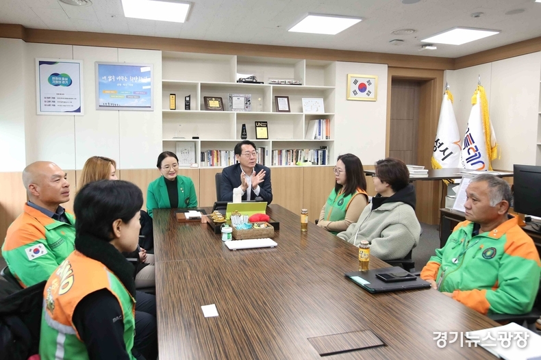 정명근 화성특례시장이 무안 여객기 사고 지원에 참여한 화성특례시 지역자율방재단장과 임원 7명과 간담회를 개최하고 있다.