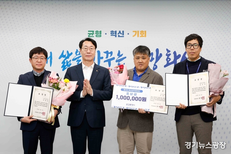 화성특례시가 적극적인 자세로 봉사행정을 구현하고 시정 발전에 이바지한 3명의 공무원에 대해‘화성공무원대상’을 시상했다.
