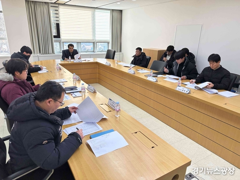 경기도청 북부청사 상황실에서 하천과장 주재로 도-시군 하천부서 관계자 회의를 열고, 재해복구사업의 우기전 준공을 추진하는 내용을 논의했다.