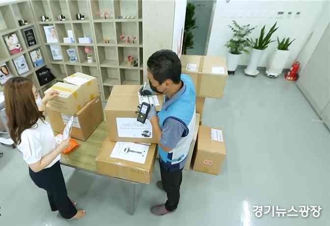 중소기업 수출 간소화 지원사업에 참여한 기업에서 제품 발송을 준비하고 있다.