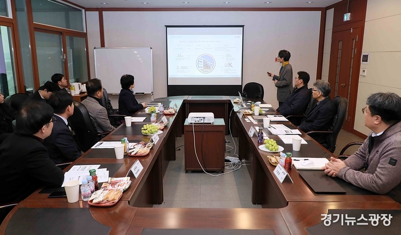 정장선 평택시장이 지난 13일 반도체 소재·부품·장비 기업 현장 소통을 위해 차세대 반도체 패키징 장비 제조기업인 코스텍시스템㈜(대표이사 배준호)를 방문해 임직원들과 대화를 나누고 주요 연구·제조 시설을 둘러봤다.