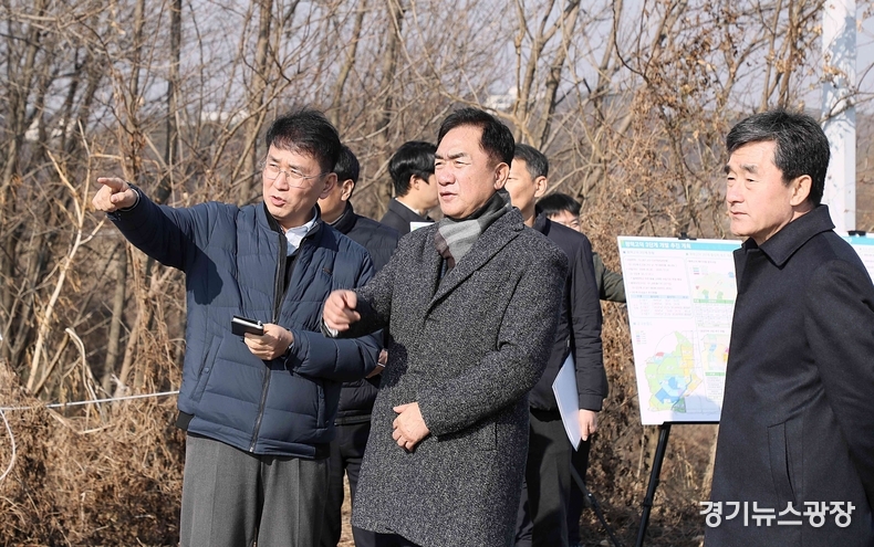 고덕국제화계획지구를 방문해 주요 개발 현안을 점검하고, 한국토지주택공사(LH)와 함께 시민 불편 사항을 논의하는 시간을 가졌다. 이번 현장 방문에는 정장선 평택시장과 평택시 관계 공무원 및 LH 평택사업본부장 등이 참석했다