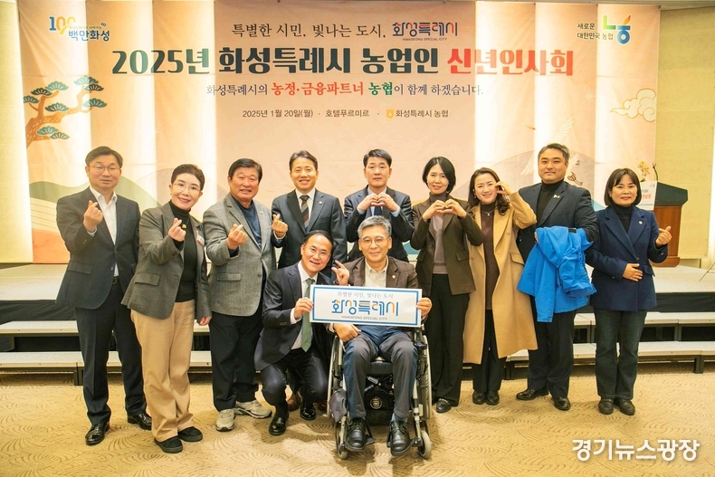 배정수 의장, 임채덕 이은진 최은희 김상균 오문섭 위영란 이용운 조오순 의원 등이 사진촬영을 하고 있다.