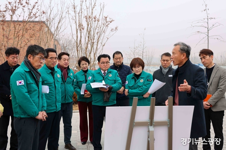 평택시의회 산업건설위원회(위원장 류정화)는 서부내륙고속도로 평택호 휴게소와 안중읍 무료 공영주차장 12개소 현장을 방문해 시민과 소통하는 의정활동을 펼쳤다.