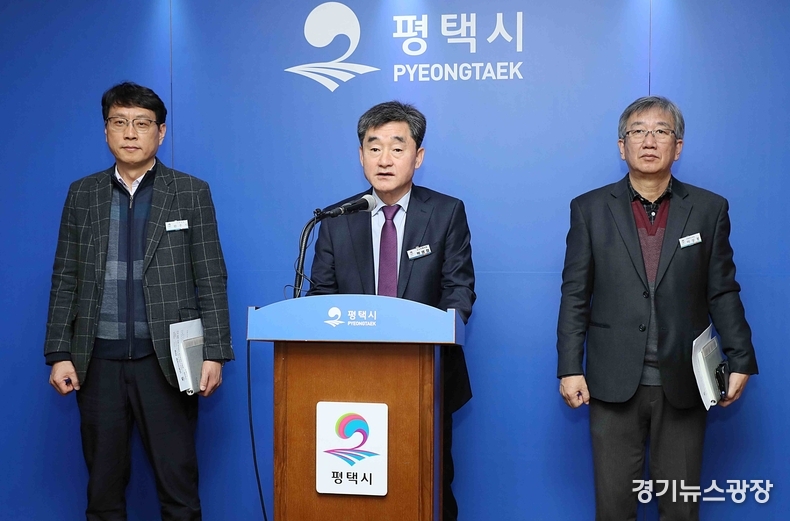 평택시 도시주택국장이 22일 아파트 등 건축공사 현장을 대상으로 사망사고 방지를 위한 안전관리 강화 대책을 발표하고 있다.