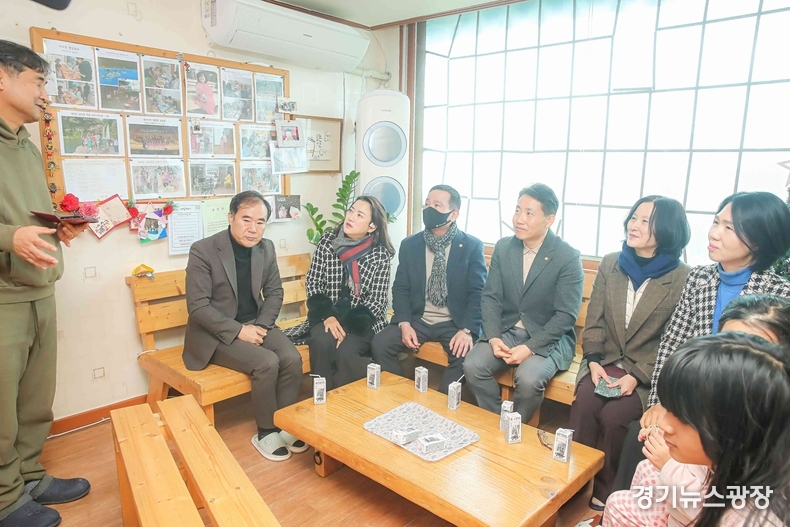 복지시설을 방문 중인 화성특례시의회 경제환경위원회 의원들.