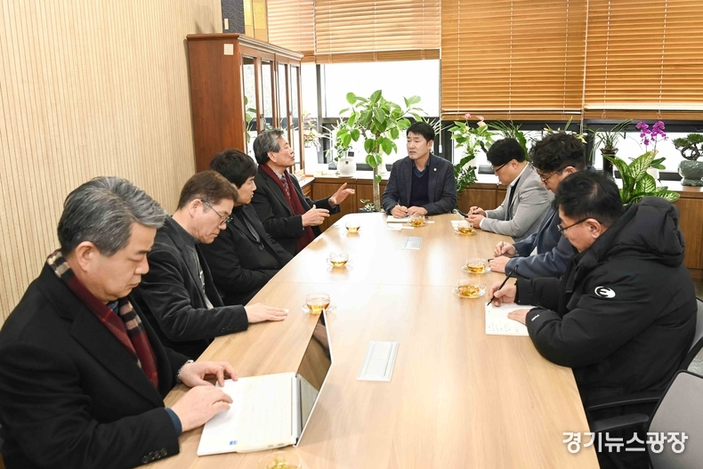 화성시 정남면 관내 기업인들과의 대담을 하고 있다.