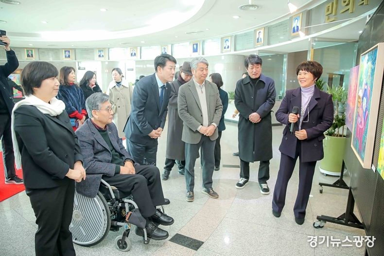 배정수 의장과 의원들이 작품을 살펴보고 있다.