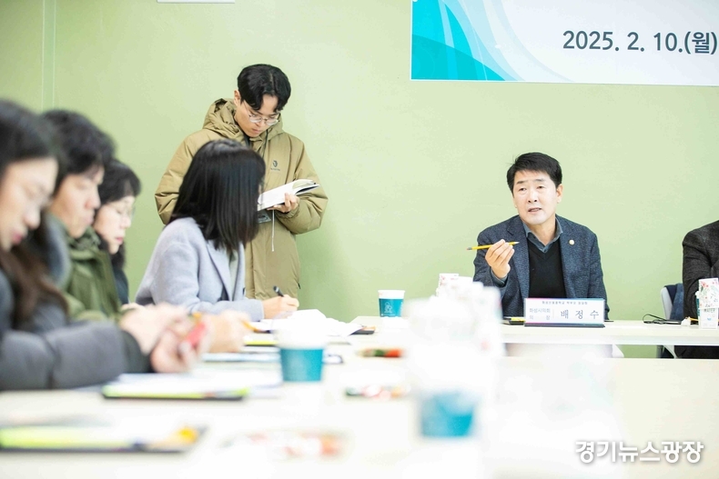 배정수 의장이 화성신동중학교 학부모 정담회에 참석해 건의사항을 청취하고 있다.