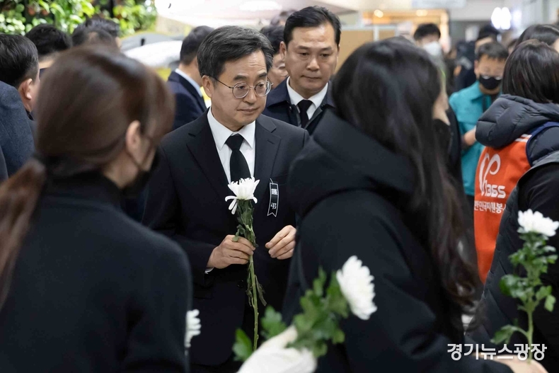 김동연 경기도지사가 제주항공 참사 합동분향소를 방문하고 있다.