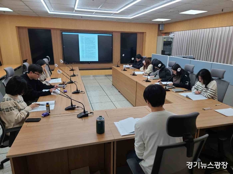 안성시 감사법무담당관은 신규 공사감독자의 실무 역량을 강화하고 업무 수행의 전문성을 높이기 위해 계약심사 절차, 주요 용어의 이해, 감사 반복 지적사례 분석 등을 중심으로 한 교육을 실시했다.