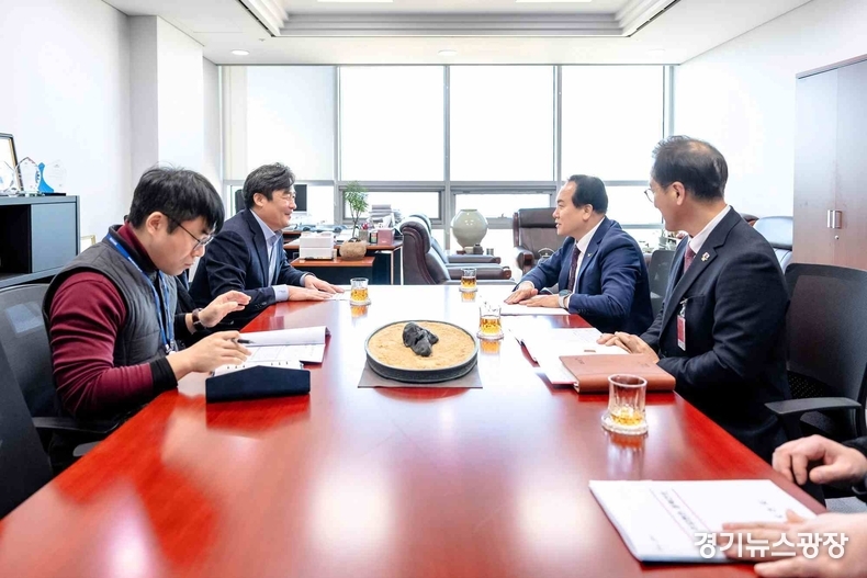 이권재 오산시장이 국회를 방문해 오산 주요현안인 오산세무지서 신설 및 기준인건비 증액 등 지역 주요 현안에 대한 협조를 요청하고 있다.