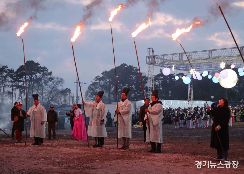 평택시의회는 매상마을 달맞이 광장(포승읍 신영2리)에서‘2025년 평택 달맞이 축제’에 참석해 정월대보름에 열리는 전통문화 계승을 함께했다.