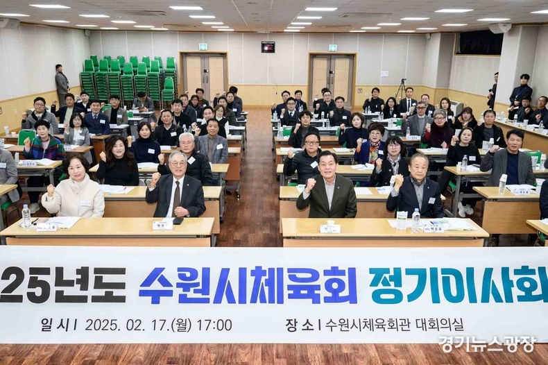 이재준 시장(앞줄 오른쪽 2번째)과 참석자들이 함께하고 있다.