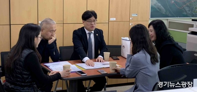 화성시특례시의회 수원군공항 화성시 이전 반대특별위원회(이하 특별위원회)김영수 공동위원장이 화성시 군공항대응과 사무실을 방문해 차담회를 갇고 있다.