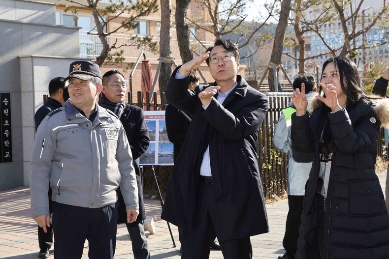 정명근 시장이 화성서부경찰서와 송린초등학교 앞 어린이보호구역 ‘LED 차량신호등 보조장치’ 시범 사업 현장을 합동점검하고 있다.