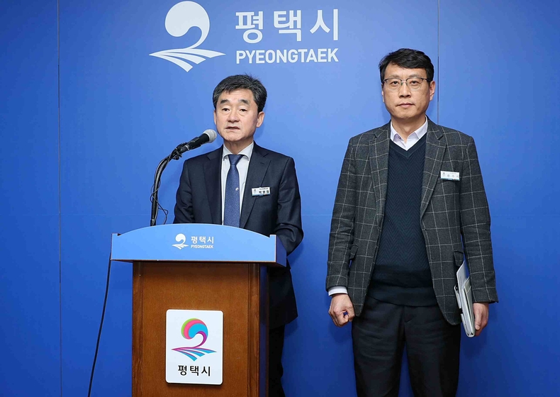 평택시 도시주택국장이 언론브리핑을 열고 있다.