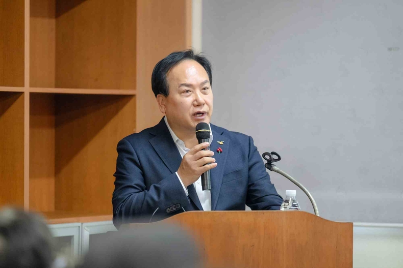 오산시가 지난 25일 오산시청 물향기실에서 관내 소상공인들을 대상으로 ‘2025년 소상공인 정책 설명회’를 개최했다 이권재 시장이 인사말을 하고 있다.