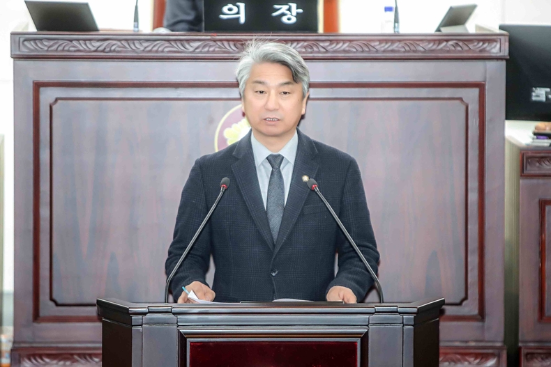장철규 화성특례시의회 기획행정위원장(더불어민주당, 진안·병점1·병점2)이 오늘 제239회 임시회 제2차 본회의에서 장애인 이동권 강화를 위한 주차구역 비가림막 설치 필요성을 촉구하고 있다.