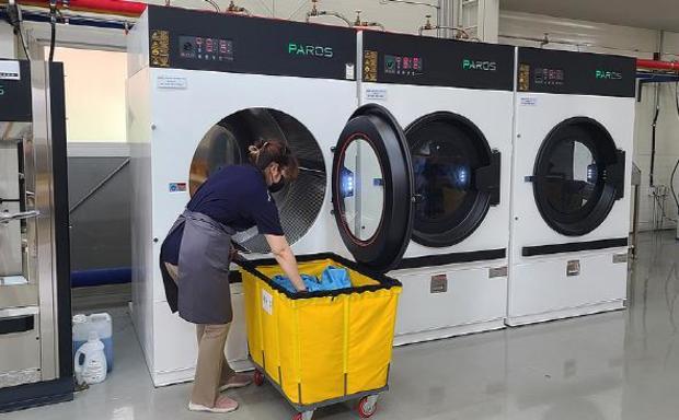 기름때나 쇳가루 때문에 일반세탁소 이용이 어려운 공장 노동자들의 작업복을 천 원에 세탁해주는 경기도 블루밍 세탁소(노동자 작업복 세탁소) 4호점이 오는 7월 화성시에 문을 연다.